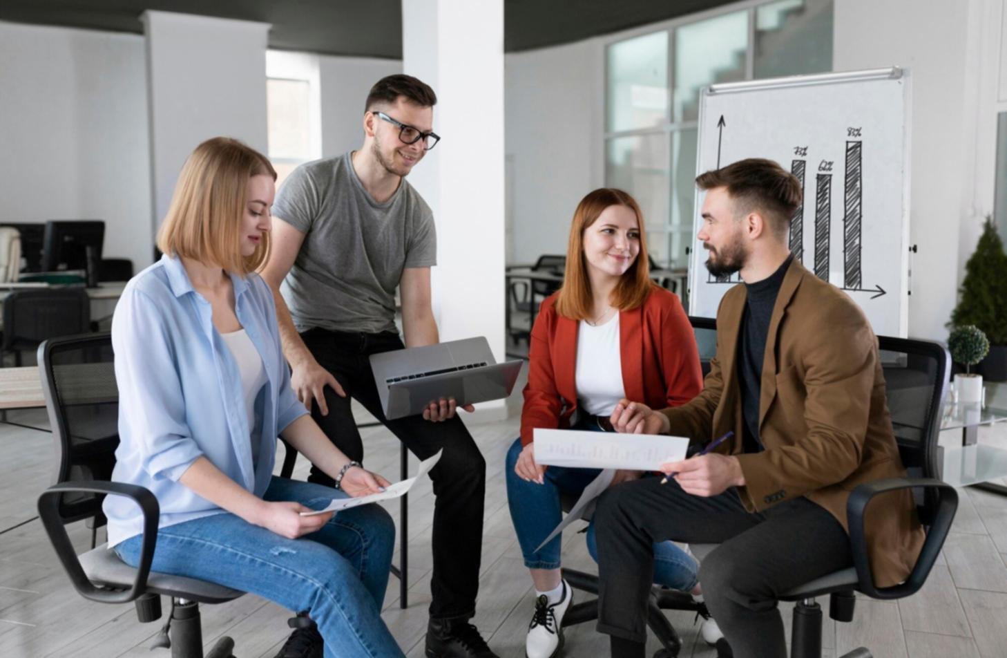 Equipo de profesionales colaborando en análisis financiero
