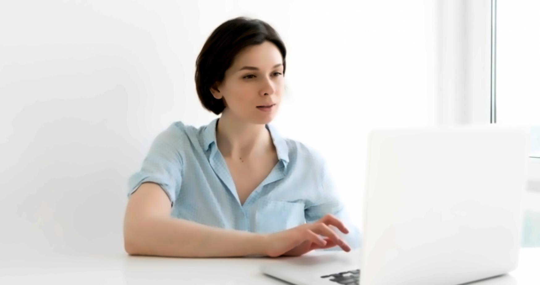 Profesionales analizando datos financieros en sesión de formación